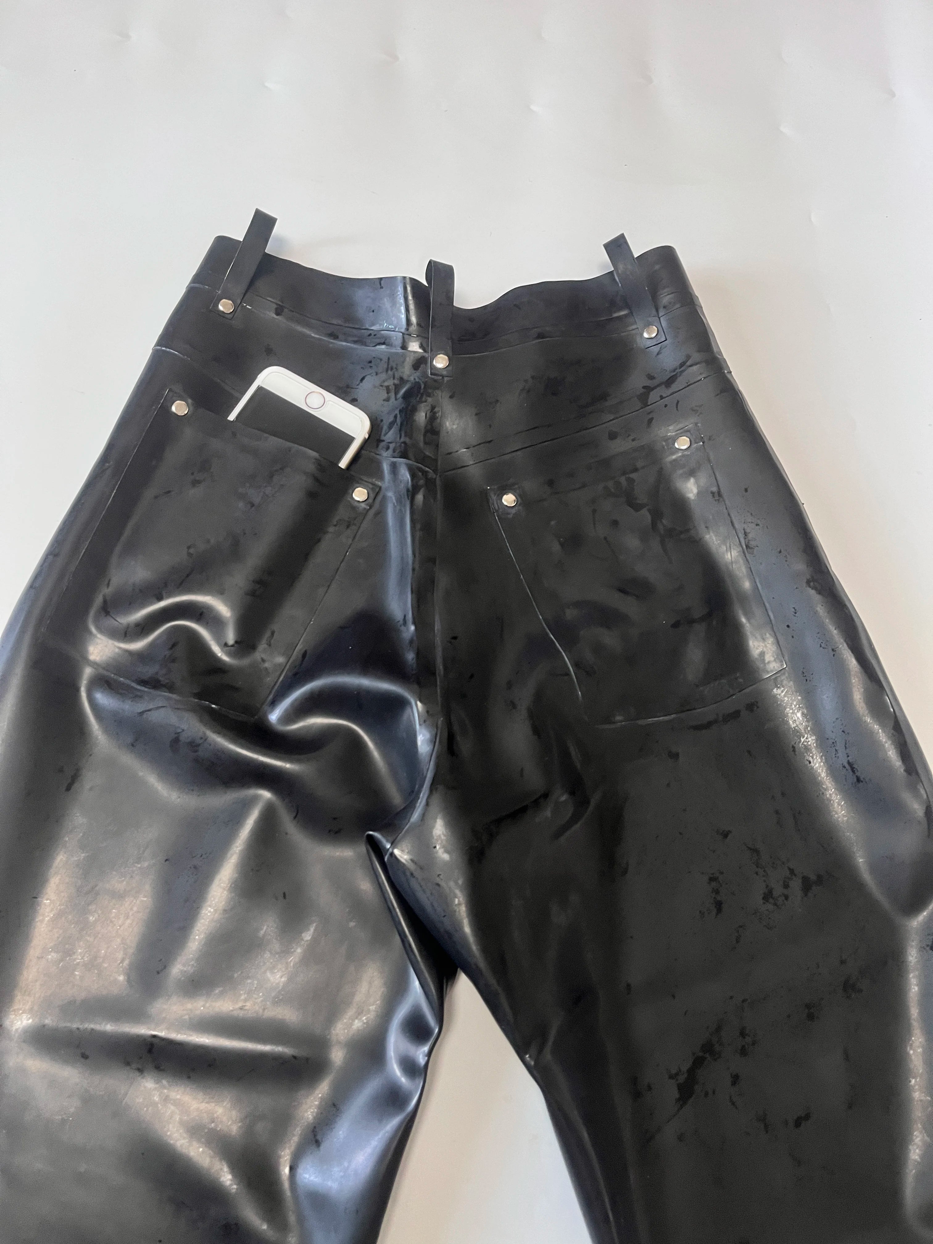 Herren Latex Jeans aus Gummi mit Front-Reißverschluss & vier Taschen Detailansicht