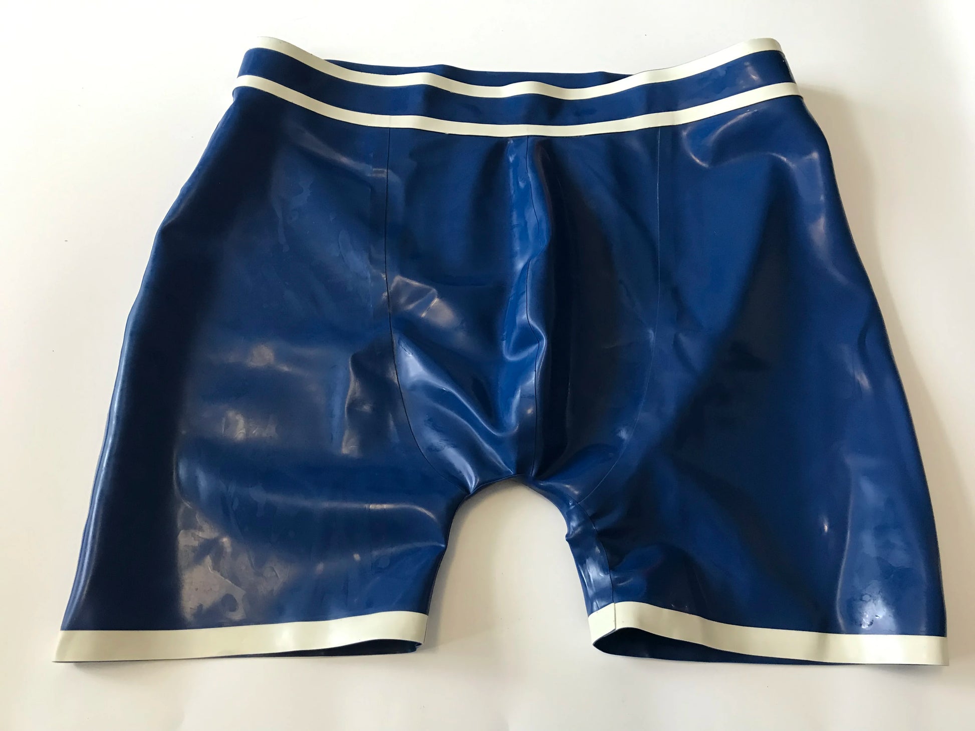 Herren blaue Latex Hot Shorts Einzelansicht