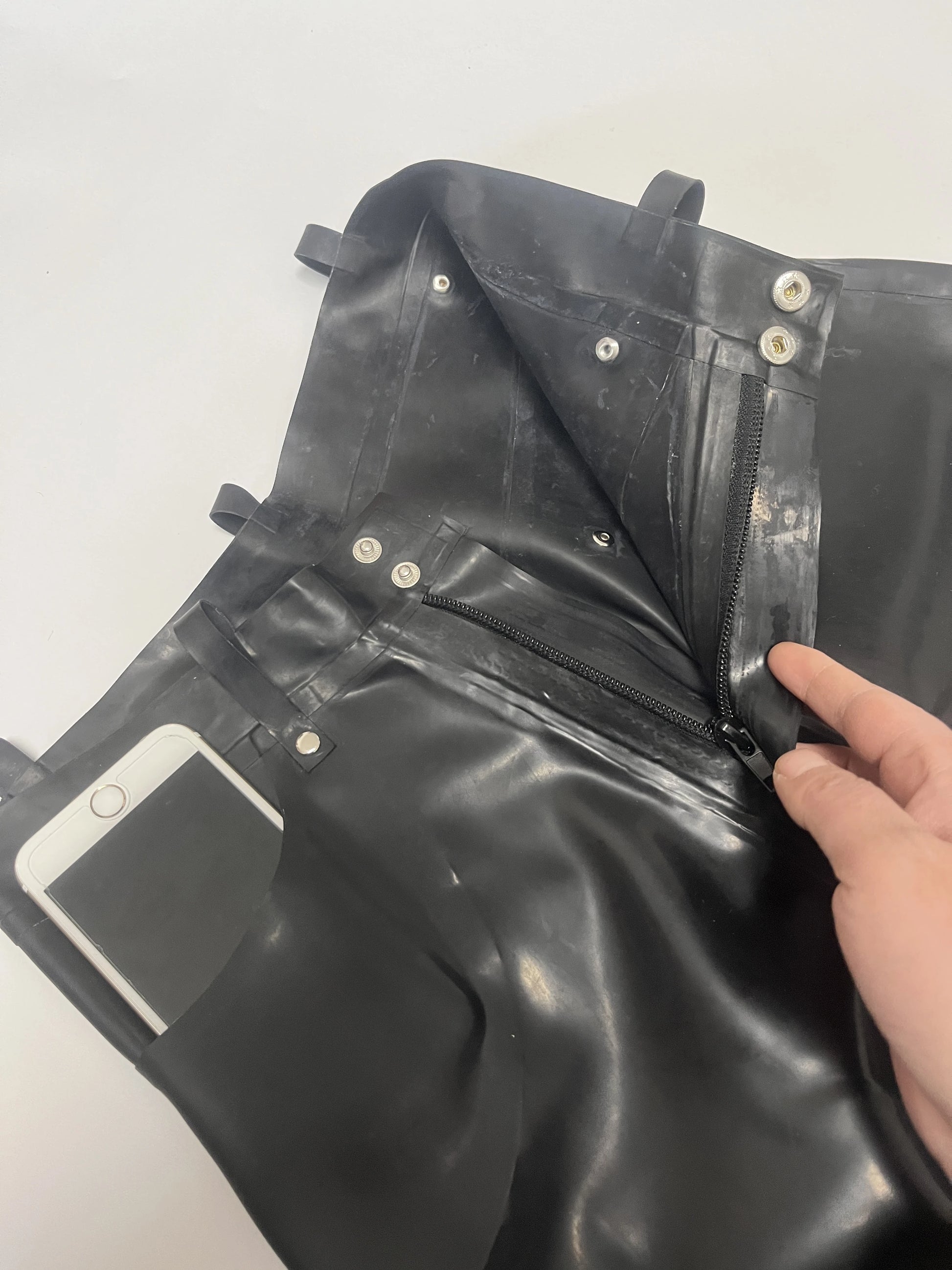 Herren Latex Jeans aus Gummi mit Front-Reißverschluss & vier Taschen Detail Reißverschluss Ansicht