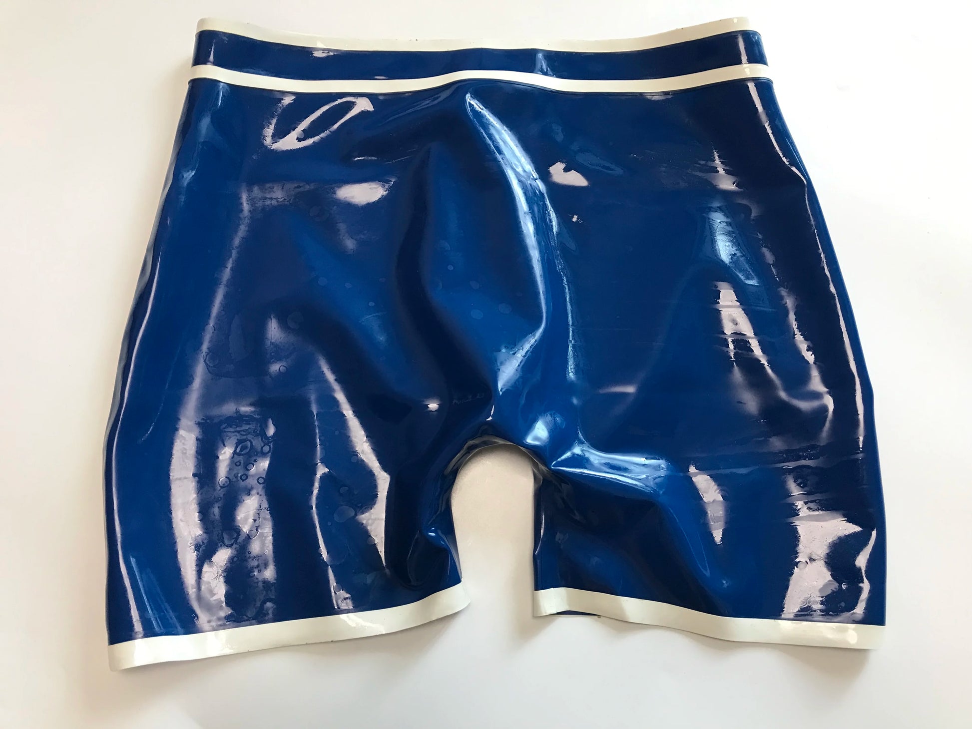 Herren Latex Shorts von hinten in blau